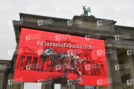 Mahnwache vom Aktionsbündnis 'Alarmstufe Dunkelrot' in Berlin