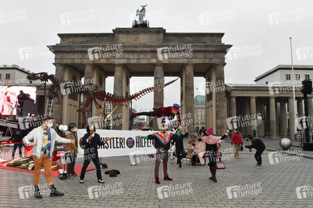 Mahnwache vom Aktionsbündnis 'Alarmstufe Dunkelrot' in Berlin