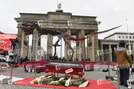 Mahnwache vom Aktionsbündnis 'Alarmstufe Dunkelrot' in Berlin