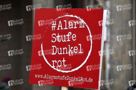 Mahnwache vom Aktionsbündnis 'Alarmstufe Dunkelrot' in Berlin