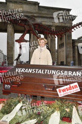 Mahnwache vom Aktionsbündnis 'Alarmstufe Dunkelrot' in Berlin