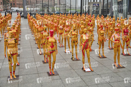 Installation 'Broken' gegen Gewalt an Frauen in Berlin