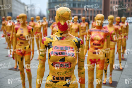 Installation 'Broken' gegen Gewalt an Frauen in Berlin