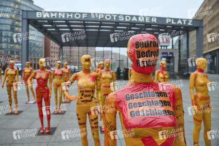 Installation 'Broken' gegen Gewalt an Frauen in Berlin