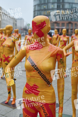 Installation 'Broken' gegen Gewalt an Frauen in Berlin