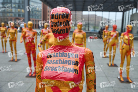 Installation 'Broken' gegen Gewalt an Frauen in Berlin