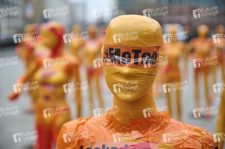 Installation 'Broken' gegen Gewalt an Frauen in Berlin