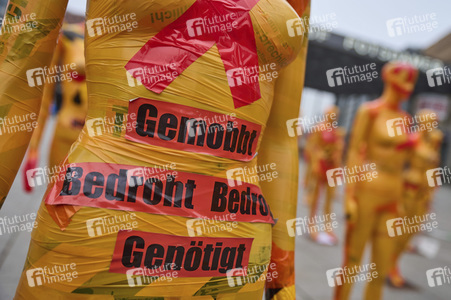 Installation 'Broken' gegen Gewalt an Frauen in Berlin