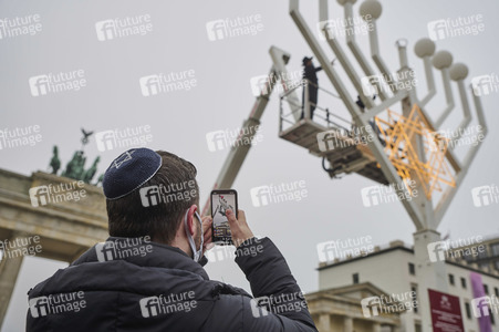 Zünden der ersten Kerze am Chanukka-Leuchter in Berlin
