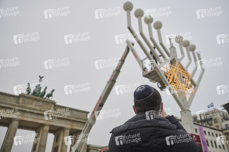 Zünden der ersten Kerze am Chanukka-Leuchter in Berlin