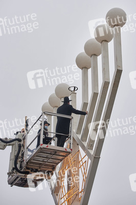 Zünden der ersten Kerze am Chanukka-Leuchter in Berlin