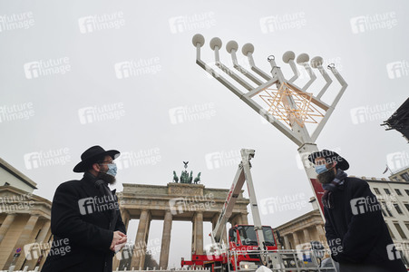 Zünden der ersten Kerze am Chanukka-Leuchter in Berlin
