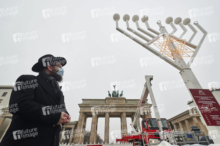Zünden der ersten Kerze am Chanukka-Leuchter in Berlin