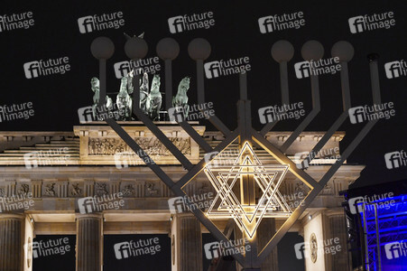 Zünden der ersten Kerze am Chanukka-Leuchter in Berlin