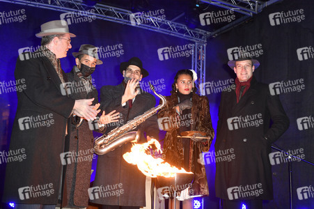 Zünden der ersten Kerze am Chanukka-Leuchter in Berlin