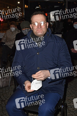 Zünden der ersten Kerze am Chanukka-Leuchter in Berlin