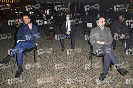 Zünden der ersten Kerze am Chanukka-Leuchter in Berlin