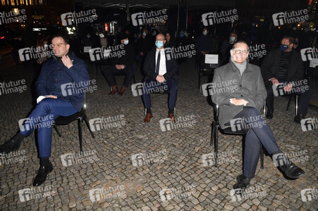 Zünden der ersten Kerze am Chanukka-Leuchter in Berlin