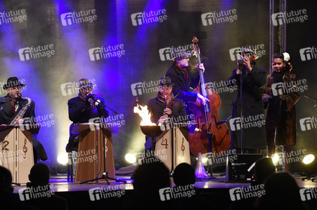 Zünden der ersten Kerze am Chanukka-Leuchter in Berlin