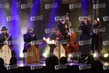 Zünden der ersten Kerze am Chanukka-Leuchter in Berlin