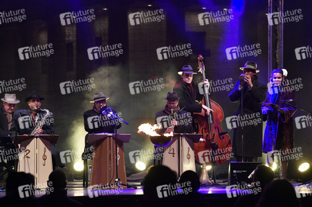 Zünden der ersten Kerze am Chanukka-Leuchter in Berlin