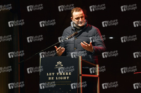 Zünden der ersten Kerze am Chanukka-Leuchter in Berlin