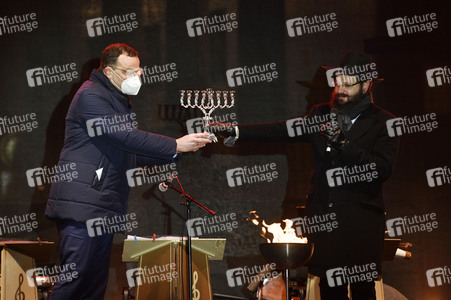 Zünden der ersten Kerze am Chanukka-Leuchter in Berlin
