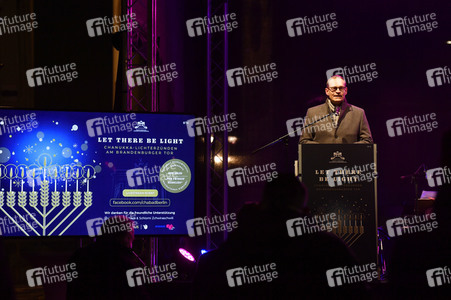 Zünden der ersten Kerze am Chanukka-Leuchter in Berlin