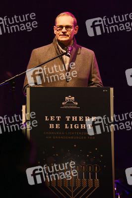 Zünden der ersten Kerze am Chanukka-Leuchter in Berlin