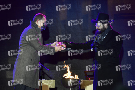Zünden der ersten Kerze am Chanukka-Leuchter in Berlin