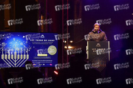 Zünden der ersten Kerze am Chanukka-Leuchter in Berlin