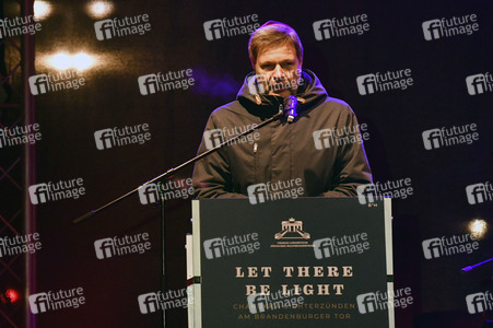 Zünden der ersten Kerze am Chanukka-Leuchter in Berlin