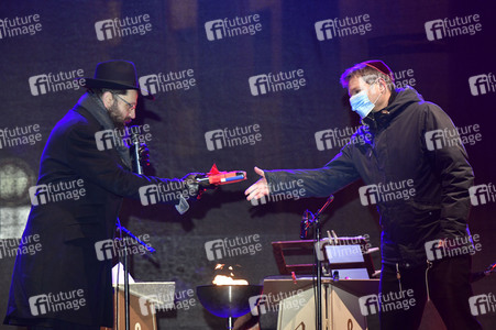 Zünden der ersten Kerze am Chanukka-Leuchter in Berlin