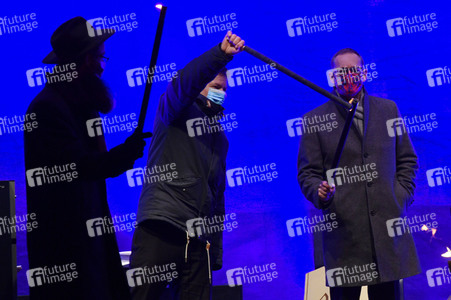 Zünden der ersten Kerze am Chanukka-Leuchter in Berlin