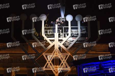 Zünden der ersten Kerze am Chanukka-Leuchter in Berlin