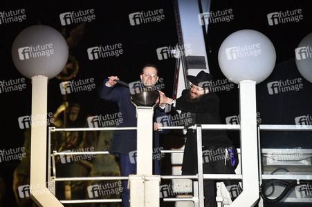 Zünden der ersten Kerze am Chanukka-Leuchter in Berlin