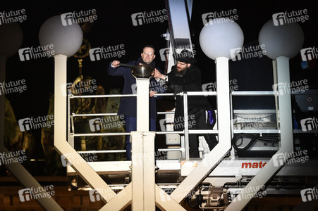 Zünden der ersten Kerze am Chanukka-Leuchter in Berlin