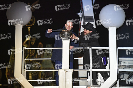 Zünden der ersten Kerze am Chanukka-Leuchter in Berlin