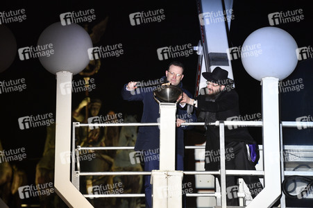 Zünden der ersten Kerze am Chanukka-Leuchter in Berlin