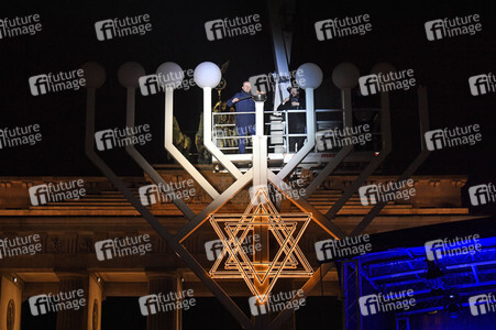 Zünden der ersten Kerze am Chanukka-Leuchter in Berlin