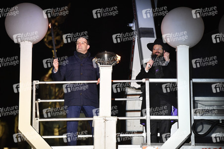 Zünden der ersten Kerze am Chanukka-Leuchter in Berlin