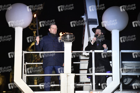 Zünden der ersten Kerze am Chanukka-Leuchter in Berlin