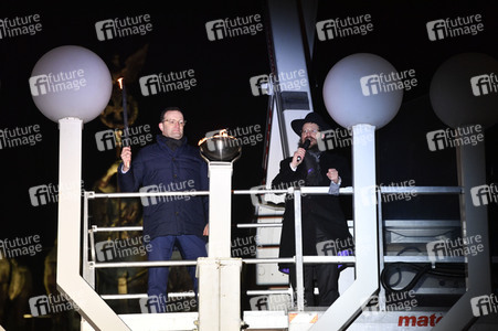 Zünden der ersten Kerze am Chanukka-Leuchter in Berlin