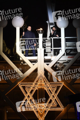 Zünden der ersten Kerze am Chanukka-Leuchter in Berlin