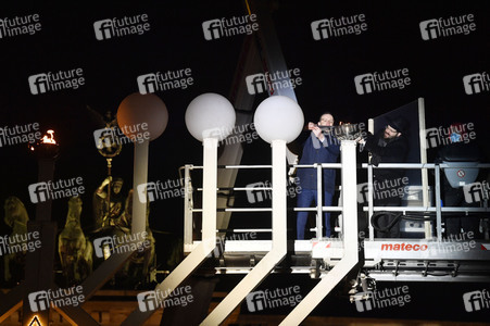 Zünden der ersten Kerze am Chanukka-Leuchter in Berlin