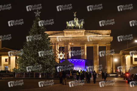 Zünden der ersten Kerze am Chanukka-Leuchter in Berlin