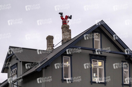 Weihnachtmann im Schornstein in Reykjavik