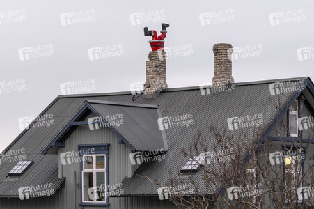 Weihnachtmann im Schornstein in Reykjavik