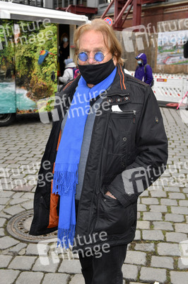 Frank Zander unterstützt Caritas-Foodtruck in Berlin