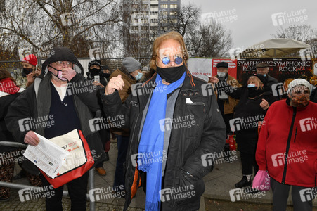 Frank Zander unterstützt Caritas-Foodtruck in Berlin